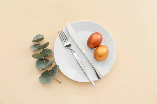 Schöne Tischdekoration Mit Ostereiern Und Eukalyptuszweig Auf Beigem Hintergrund — Stockfoto
