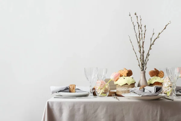 薄薄的墙边摆满了复活节蛋糕 鲜花和柳枝的漂亮餐桌 — 图库照片