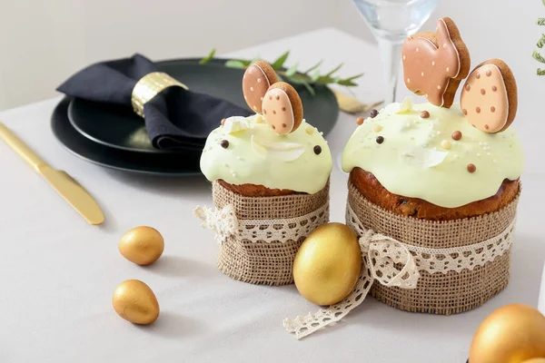 Osterkuchen Mit Eiern Auf Heller Tischdecke Nahaufnahme — Stockfoto