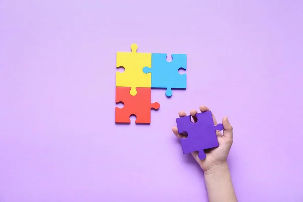 Bambino Con Pezzi Puzzle Sfondo Lilla Concetto Disturbo Autistico — Foto Stock