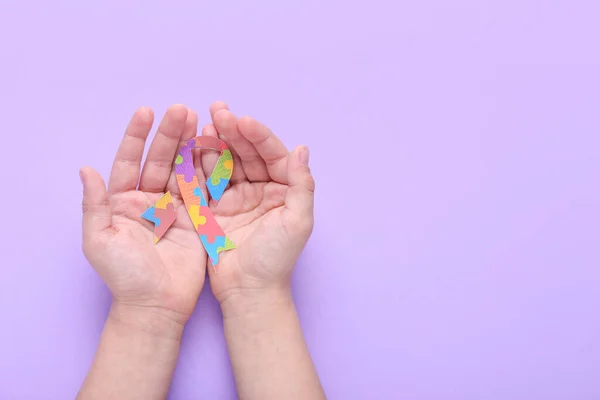 Criança Com Fita Consciência Fundo Lilás Conceito Transtorno Autista — Fotografia de Stock