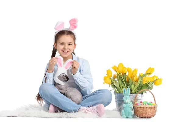 Klein Meisje Met Sphynx Kat Paaseieren Konijn Tulpen Witte Achtergrond — Stockfoto