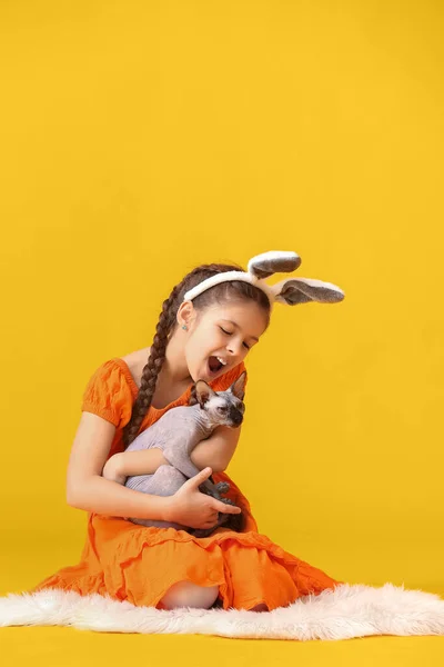 Malá Dívka Zajíček Uši Sphynx Kočka Žlutém Pozadí — Stock fotografie