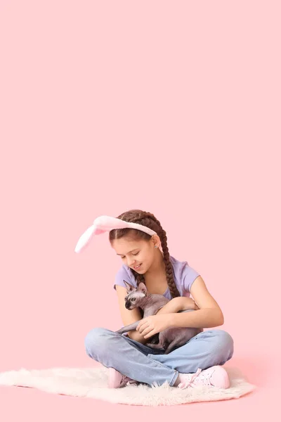 Petite Fille Aux Oreilles Lapin Avec Chat Sphynx Sur Fond — Photo