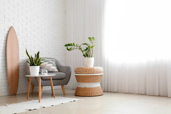 Intérieur Salon Lumineux Avec Planche Surf Bois Fauteuil Plantes Intérieur — Photo