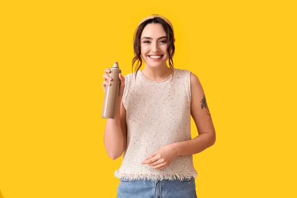 Mooie Jonge Vrouw Met Haar Spray Gele Achtergrond — Stockfoto