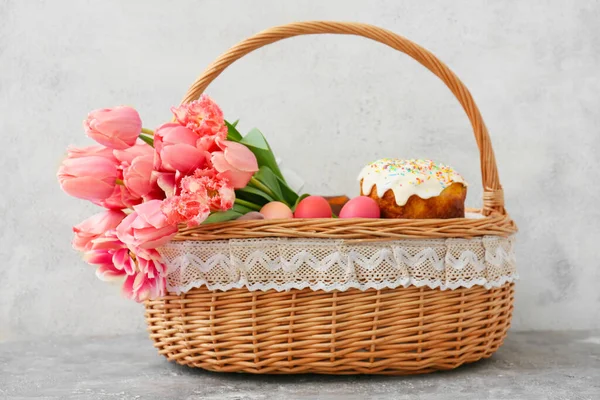 Kosz Malowanymi Jajkami Wielkanocnymi Kwiatami Tulipanów Ciastem Stole — Zdjęcie stockowe