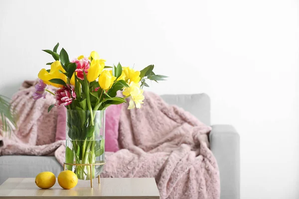 Vase Mit Tulpen Und Zitronen Auf Dem Tisch Hellen Wohnzimmer — Stockfoto