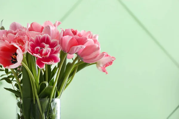 Váza Růžovými Tulipány Zelené Stěny Detailní Záběr — Stock fotografie