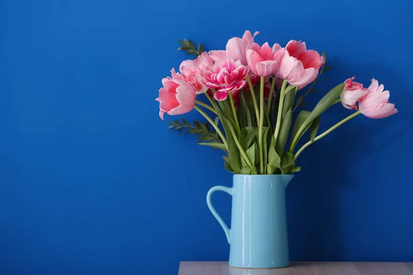 Váza Růžovými Tulipány Stole Modré Stěny — Stock fotografie