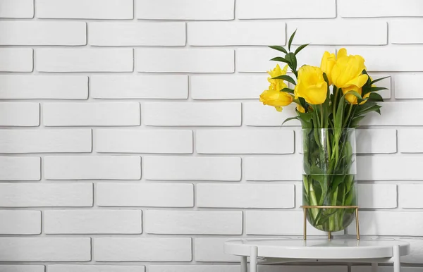 Vase Yellow Tulips Table White Brick Wall — Stock Photo, Image