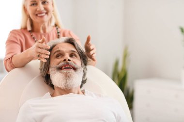 Reiki usta hastayla çalışıyor.