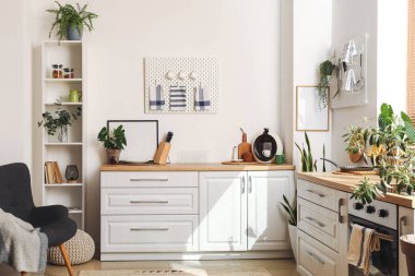 Şık tezgahlı aydınlık mutfağın içi