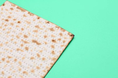 Fısıh bayramı için Yahudi ekmek matzası yeşil arka planda, yakın plan