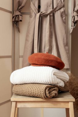 Salonda kalın giysiler olan tabure, yakın çekim.