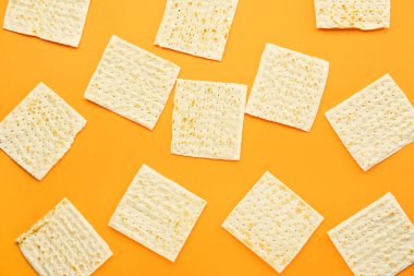 Turuncu arka planda Hamursuz Bayramı için Yahudi ekmek matzası