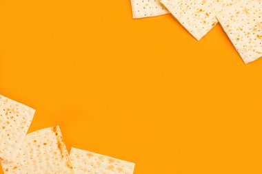 Turuncu arka planda Hamursuz Bayramı için Yahudi ekmek matzasından yapılmış çerçeve