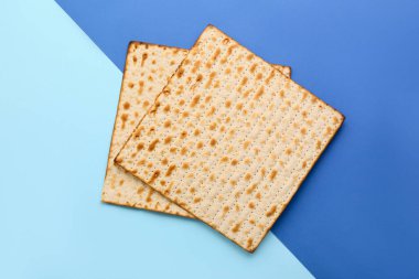 Fısıh bayramı için mavi arka planda Yahudi ekmek matzası