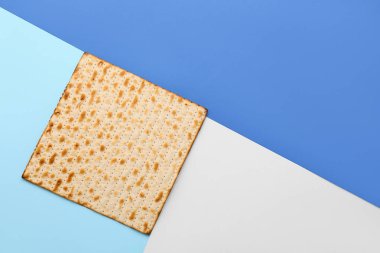 Fısıh bayramı için Yahudi ekmek matza renk arkaplanı, üst görünüm