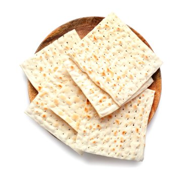 Beyaz arka planda Hamursuz Bayramı için Yahudi ekmek matzası.