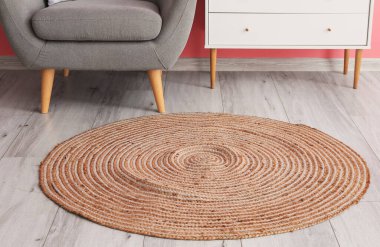 Odanın içindeki ahşap zeminde şık bir hasır halı.