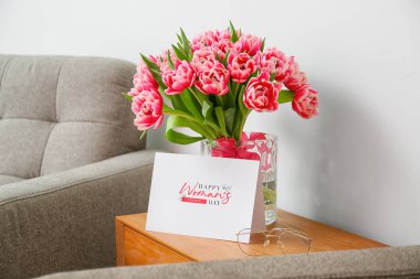 Laleler, gözlükler ve içinde 