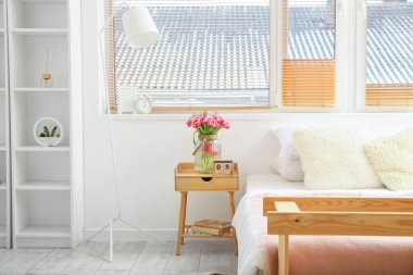 Bir buket lale ve ahşap küp takvimi ve oda içindeki komodinin üzerinde Mart 8 tarihli komodin. Uluslararası Kadınlar Günü kutlamaları