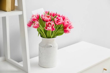 Odadaki masada güzel bir buket taze çiçek. Uluslararası Kadınlar Günü kutlamaları
