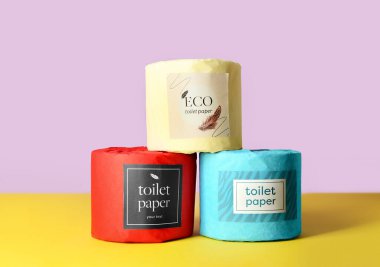 Tuvalet kağıdı renk arkaplan üzerinde rulo