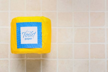 Bej arka planda tuvalet kağıdı rulosu