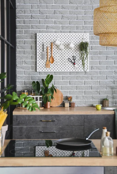 现代厨房灰砖墙上的时尚计数器和踏板 — 图库照片