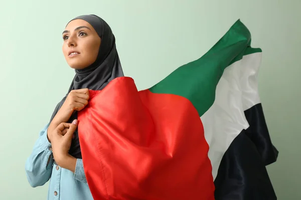 Schöne Muslimin Mit Schwenkender Vae Flagge Auf Grünem Hintergrund — Stockfoto