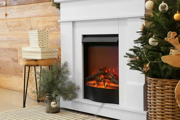 暖炉とクリスマスの装飾が施されたモダンな部屋のインテリア — ストック写真
