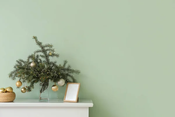 Cheminée Avec Branches Arbre Noël Décor Près Mur Couleur — Photo