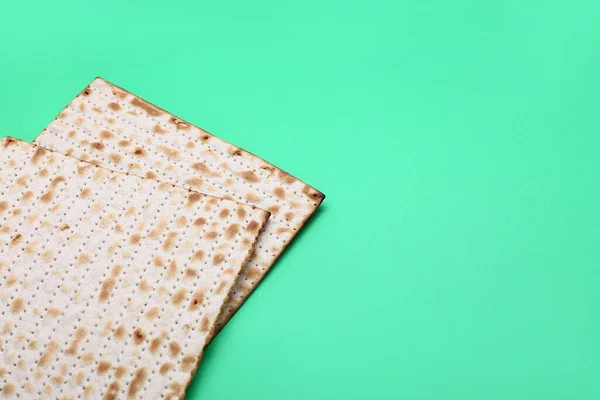 Εβραϊκή Matza Flatbread Για Πάσχα Πράσινο Φόντο Closeup — Φωτογραφία Αρχείου
