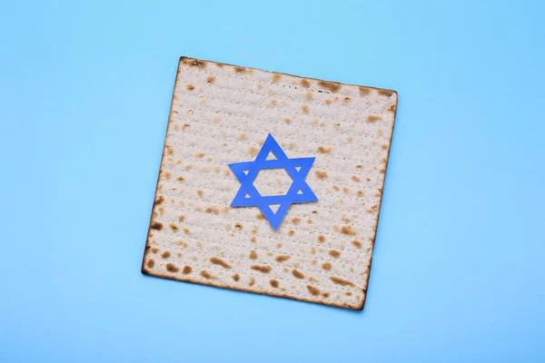 Joodse Platbrood Matza Met David Ster Voor Pascha Blauwe Achtergrond — Stockfoto