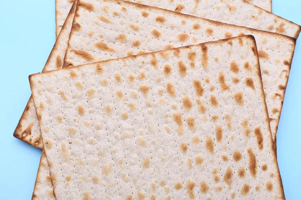 Fısıh Bayramı Için Yahudi Ekmek Matzası Mavi Arka Planda Yakın — Stok fotoğraf