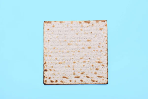 Εβραϊκή Matza Flatbread Για Πάσχα Μπλε Φόντο — Φωτογραφία Αρχείου