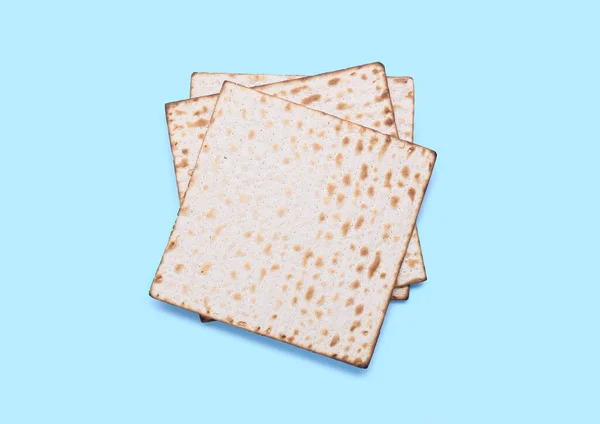Fısıh Bayramı Için Mavi Arka Planda Yahudi Ekmek Matzası — Stok fotoğraf