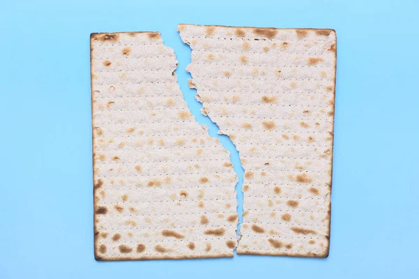 Rasgado Judeu Flatbread Matza Para Páscoa Fundo Azul — Fotografia de Stock