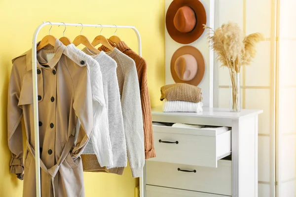 Sarı Duvarın Yanında Kalın Giysilerle Dizilin — Stok fotoğraf