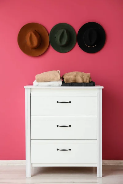Camisolas Quentes Peito Gavetas Chapéus Elegantes Pendurados Parede Rosa — Fotografia de Stock