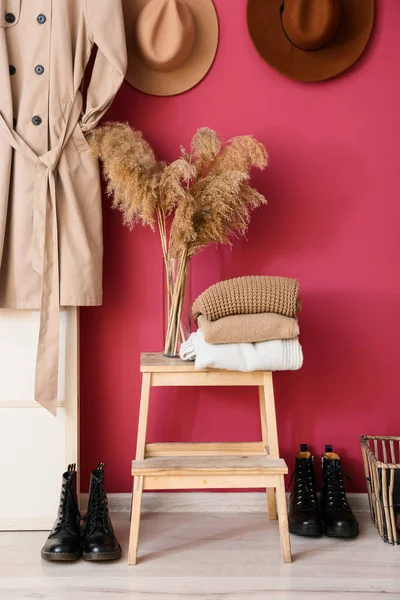 Step Stool Warm Sweaters Vase Pink Wall Hall — Stock Photo, Image
