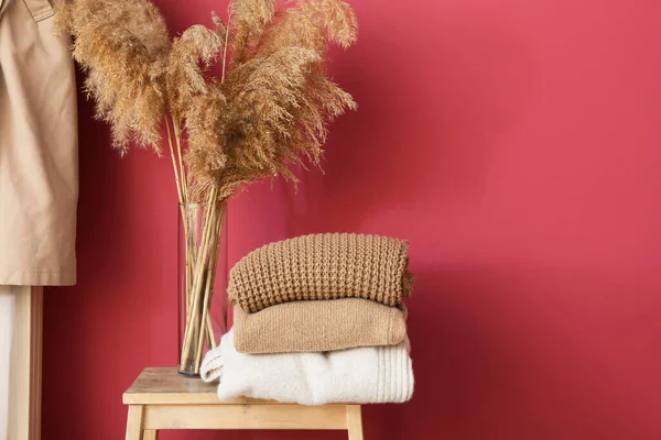 Stack Warm Clothes Vase Pampas Grass Stool Pink Wall — Stock Photo, Image