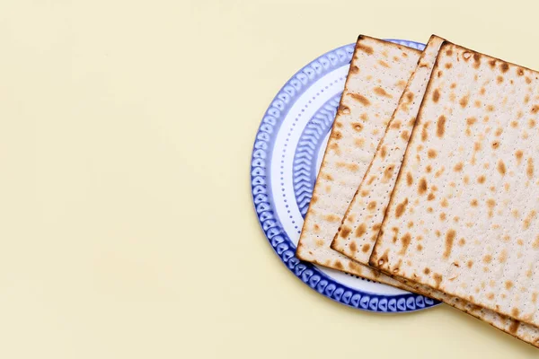 Plate Jewish Flatbread Matza Passover Yellow Background — Stock Photo, Image