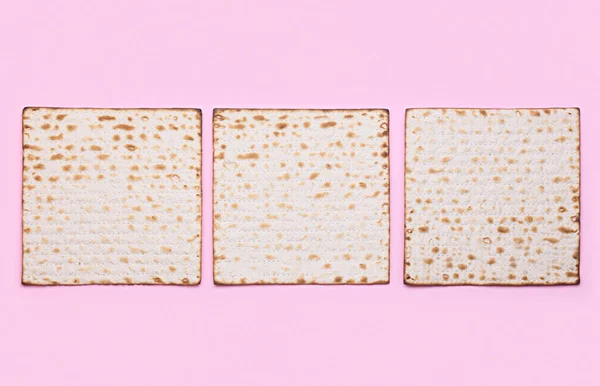 Matza Pan Plano Judío Para Pascua Sobre Fondo Rosa — Foto de Stock