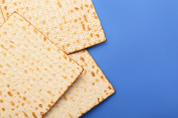 Fısıh Bayramı Için Mavi Arka Planda Yahudi Ekmek Matzası — Stok fotoğraf