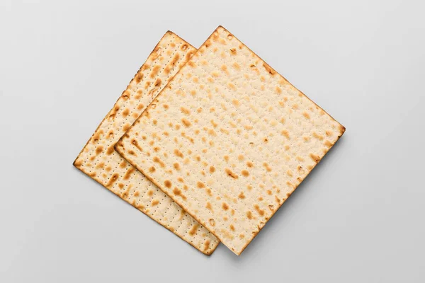 浅色背景的逾越节犹太平饼垫 顶视图 — 图库照片