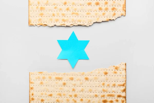 Σκισμένο Εβραϊκό Flatbread Matza Για Πάσχα Χαρτί David Αστέρι Στο — Φωτογραφία Αρχείου