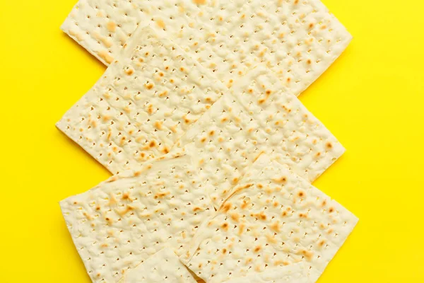 Εβραϊκό Matza Flatbread Για Πάσχα Κίτρινο Φόντο — Φωτογραφία Αρχείου